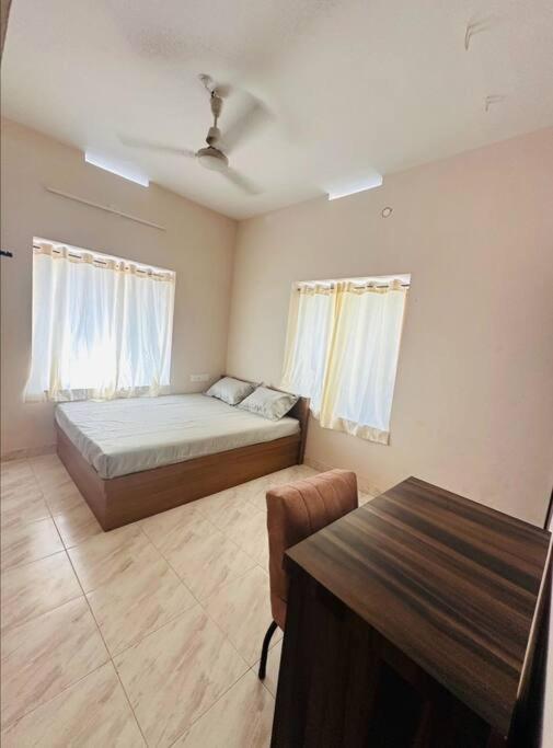 Home At Guruvayur 2 Ac Room,1 Single Bed,Kitchen Kültér fotó