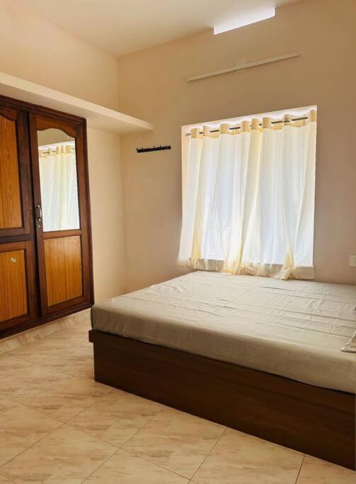 Home At Guruvayur 2 Ac Room,1 Single Bed,Kitchen Kültér fotó