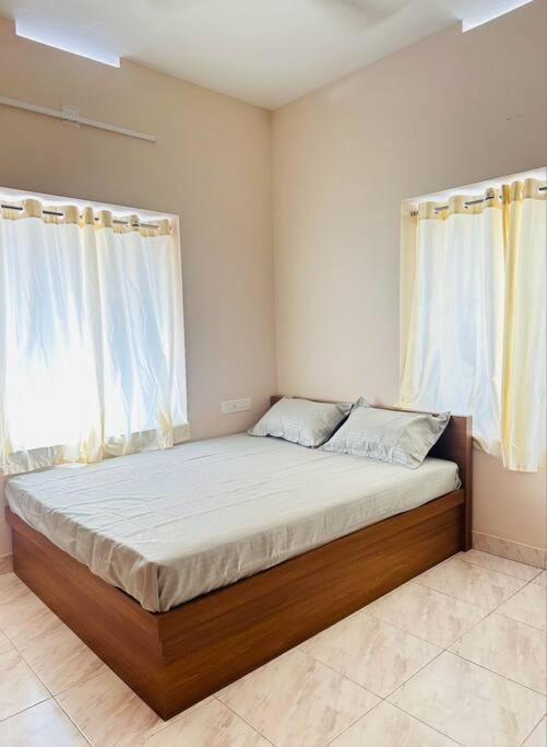 Home At Guruvayur 2 Ac Room,1 Single Bed,Kitchen Kültér fotó