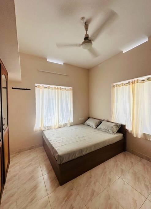 Home At Guruvayur 2 Ac Room,1 Single Bed,Kitchen Kültér fotó